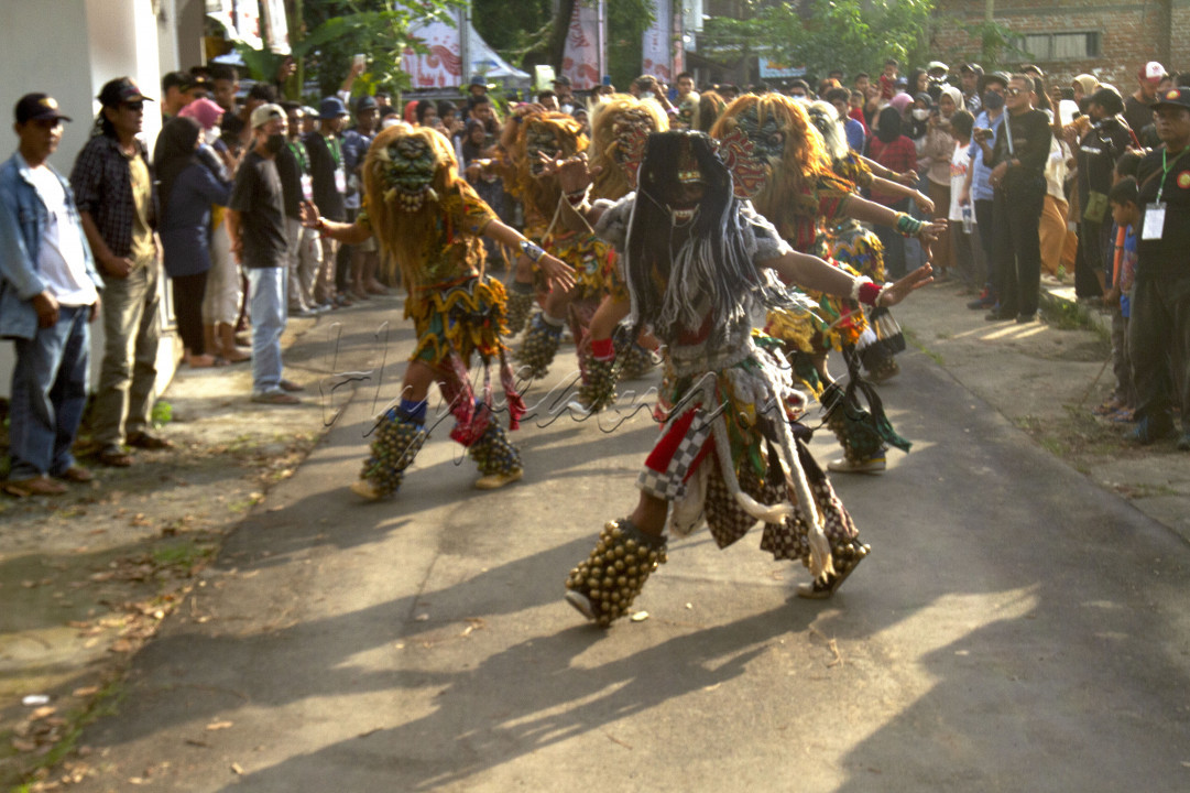 Tari Gedruk Rampak Buto merupakan pengejawantahan suatu seni yang menggambarkan kemurkaan buto/raksasa karena ulah manusia yang semakin hari semakin merusak bumi dan isinya.<br />
Tari ini ditampilkan pada acara Ngayogjazz 2022 yang diselenggarakan pada tanggal 19 November 2022 di Yogyakarta.