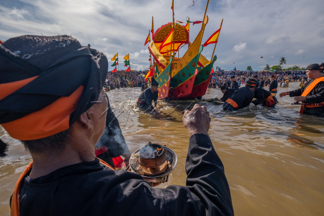 Kalimantan Utara, Kota Tarakan - 8 Oktober 2022. Ribuan Masyarakat Kota Tarakan tengah menyaksikan prosesi pelarungan Padaw Tuju Dulung di Kawasan Wisata Pantai Amal Kota Tarakan.&nbsp;