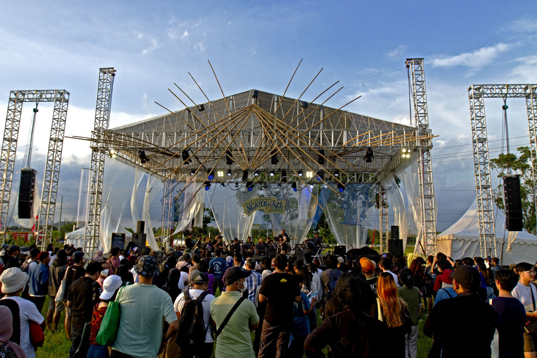 Ngayogjazz adalah festival musik jazz tahunan yang diselenggarakan di Yogyakarta.<br />
Untuk tema tahun ini adalah Kena Jazz-e, Tetep Bening Banyune, yang menggambarkan dengan digelarnya festival jazz, sumber-sumber mata air yang berada di dusun itu tetap bening.<br />
Di situlah perpaduan antara konsep, komitmen, dan konsistensi penyelenggaraan Ngayogjazz yang selalu terjaga setiap tahun sehingga sudah menjadi tradisi seni dan pariwisata yang prestisius.<br />
&nbsp;