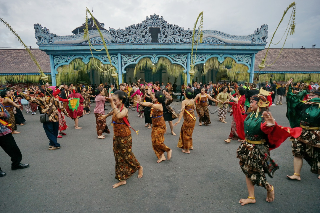 Meyambut hari batik segenap para abdi dalem bersama masyarakat melakukan menari bersama