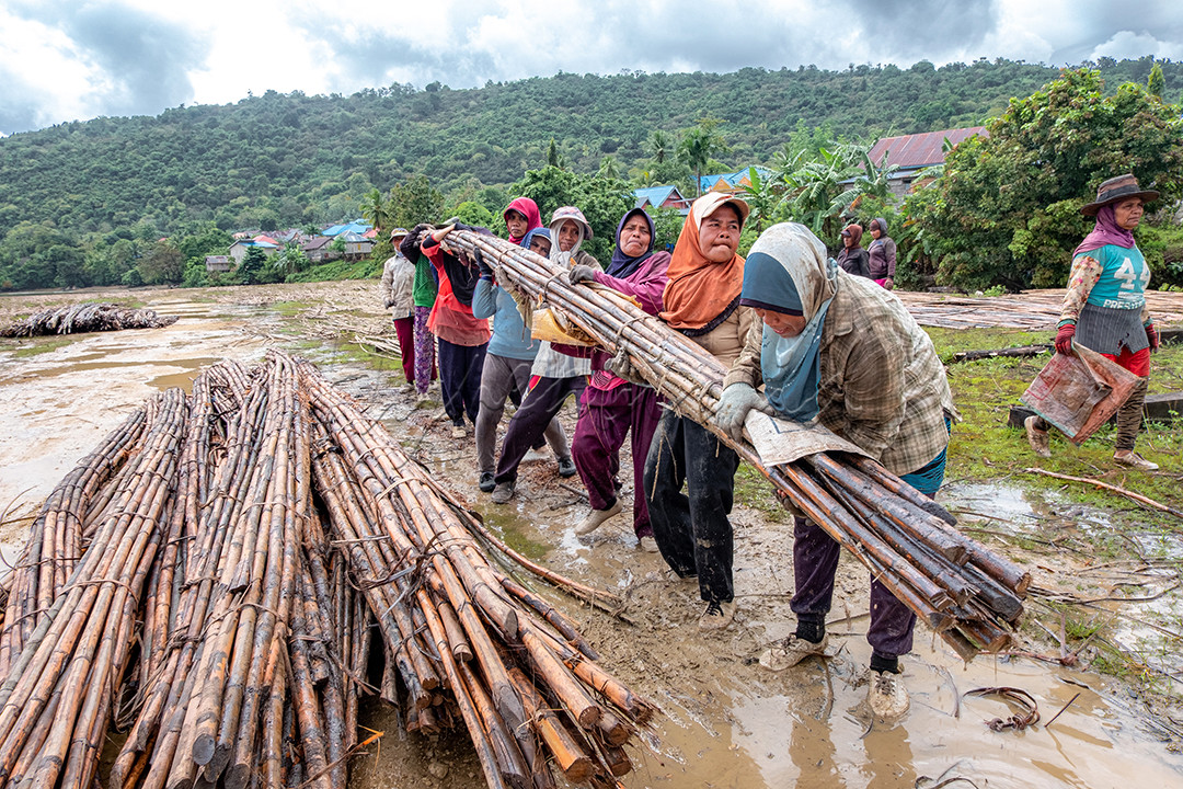 Gotong Royong dan kerja sama merupakan tradisi turun temurung dari nenek moyang Bangsa Indonesia yang sekarang dicita-citakan oleh bangsa Indonesia untuk menjadi bangsa yang besar.