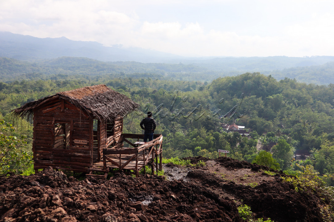 Gunung ireng merupakan destinasi wisata yang terletak di kawasan Pengkok, Patuk, Gunungkidul. Destinasi yang disebut &ldquo;gunung&rdquo; ini nyatanya hanya sebuah bukit berbatu hitam dengan puncak yang gundul. Puncaknya dikenal sebagai salah satu tempat terbaik untuk berburu pemandangan matahari terbit dan terbenam di Yogyakarta. Dari atas wisatawan dapat melihat keindahan perbukitan di sekitar yang memanjakan mata. Terdapat spot berupa gubuk yang menawarkan keindahan yang luar biasa.