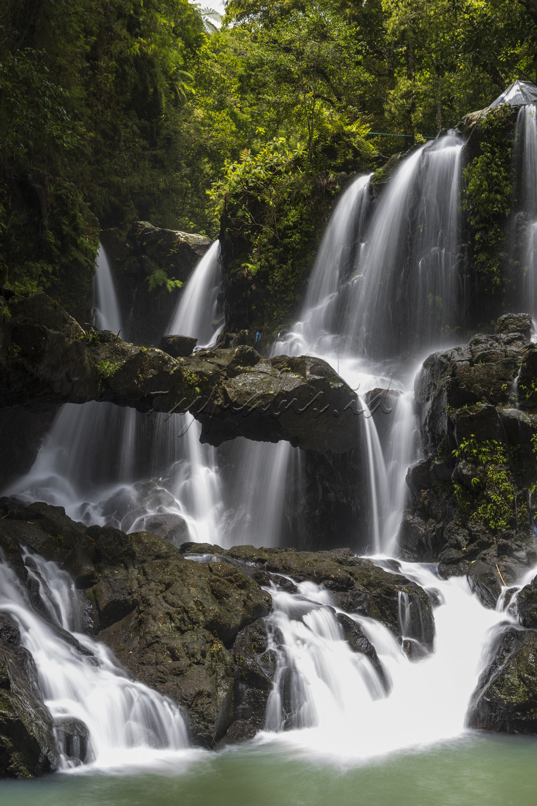 PadhaWatu artinya jembatan batu. Air terjun yang terletak di Kabupaten Ngada ini memiliki keunikan yaitu jembatan batu yang terbentuk secara alami. Tempat ini baru diresmikan tahun 2021 dan menjadi destinasi wisata kabupaten Ngada pada khususnya dan Flores pada umumnya.