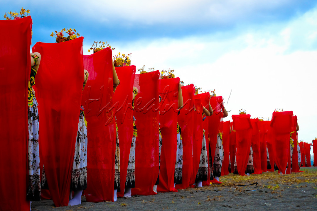 Festival Gandrung Sewu 2022 sukses memukau ribuan penonton yang hadir di kawasan wisata Pantai Boom di Kabupaten Banyuwangi, Jawa Timur.&nbsp;<br />
<br />
Sebanyak 1.284 penari gandrung dengan indah menari dengan latar belakang laut.<br />
<br />
Tema yang diangkat pada festival Gandrung kali ini adalah &ldquo;Sumunare Tlatah Blambangan&rdquo; atau &ldquo;Kemilau Bumi Blambangan&rdquo; yang meceritakan tentang kisah Banyuwangi ketika masih menjadi kawasan kerajaan yang mendapatkan serangan wabah tiba tiba sehingga mengakibatkan banyaknya rakyat blambangan yang meninggal<br />
<br />
<br />
<br />
<br />
<br />
<br />
<br />
&nbsp;