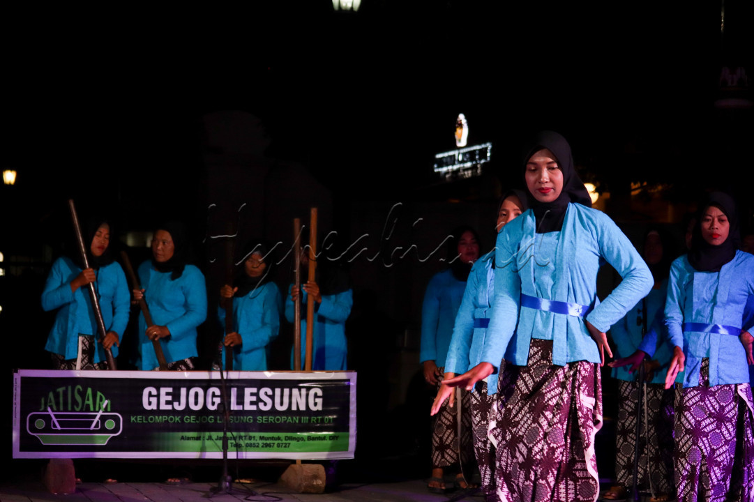 Gejog Lesung adalah kesenian tradisional berupa permainan instrumen musik perkusi menggunakan alat penumbuk padi tradisional (lesung dan alu/antan). Gejok Lesung ini tetap lestari sedari dulu. Salah satu yang masih melestarikannya yakni kelompok gejok lesung asal Seropan, Dlinggo, Bantul. Mereka tampil di acara &ldquo;Selasa Wagen&rdquo; di malioboro pada Selasa 27 November 2022. Nampak ibu-ibu asyik memainkan kesenian iki sekaligus terdapat penarik yang membuatnya semakin meriah