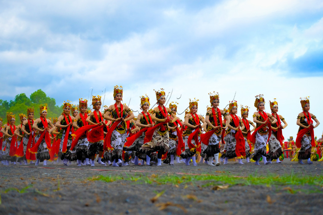 Sebanyak 1.284 penari gandrung meramaikan Festival gandrung sewu 2022. yang menganggkat tema&nbsp;&nbsp;&ldquo;Sumunare Tlatah Blambangan&rdquo; atau &ldquo;Kemilau Bumi Blambangan&rdquo;.<br />
<br />
Meceritakan tentang kisah Banyuwangi ketika masih menjadi kawasan kerajaan yang mendapatkan serangan wabah tiba tiba sehingga mengakibatkan banyaknya rakyat blambangan yang meninggal<br />
<br />
derap langkah gandrung sewu membahana sebagai penggambaran kegembiraan Rakyat Blambangan ketika&nbsp;pertapa muda bernama Syekh Maulana Malik Ibrahim atau Syekh Wali Lanang untuk meminta pertolongan kepada Allah SWT berhasil melenyapkan wabah&nbsp; dari Bumi Blambangan.<br />
<br />
<br />
<br />
&nbsp;