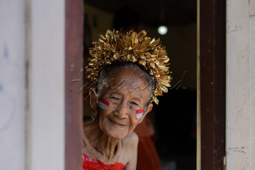 Momen juara itu disaat kita bisa merasakan euforia kemenangan terlepas dari berapa tua umur kita, berapa buruk kondisi yang ada, dan lain sebagainya, karena momen juara itu diciptakan dan dirasakan, bukan datang bagaikan tamu tak diundang.<br />
<br />
Selayaknya dalam foto ini nenek Ruki sedang mengekspresikan euforia momen kemerdekaan dan kecintaannya terhadap kesaktian nusantara dengan cara sendiri, sembari mengenang masa euforia kemerdekaan di masa mudanya. Sehat Jiwaku, Bugar Tubuku, JUARA MOMENKU<br />
&nbsp;