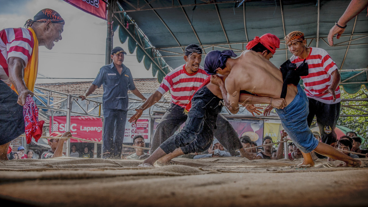 Gulat okol olahraga tradisional khas surabaya ini memang sekilas mirip sumo di jepang, Bukan sekedar olahraga, ternyata ada nilai nilai tradisi yang terkandung di dalamnya. Dan gulat okol merupakan salah satu rangkaian dari pelaksanaan sedekah bumi