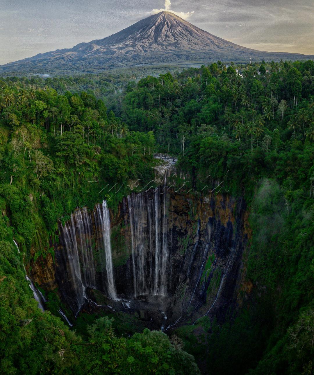 PARIWISATA INDONESIA ]<br />
<br />
Indonesia memiliki destinasi wisata yang lengkap untuk sekedar healing maupun liburan, mulai dari gunung, laut hingga rekreasi kota.<br />
<br />
Alam merupakan salah satu anugerah terindah yang diciptakan oleh Tuhan. Mulai dari gunung, pantai, hutan, gurun, hingga danau pun tampak begitu elok di mata manusia. Tak hanya tempat-tempat tersebut, objek di sekitar kita seperti tanah, air, pepohonan, hingga binatang juga termasuk ke dalam&nbsp;alam.<br />
<br />
Manusia hidup berdampingan dengan alam. Dengan menjaga alam, kamu berkontribusi memberikan warisan tak ternilai bagi generasi mendatang. Dengan menjaga alam, manusia dapat menikmati keindahannya sekaligus mendapat banyak pelajaran dari alam semesta.<br />
<br />
Ikuti lomba foto NUSANTARA SAKTI&nbsp;<br />
<br />
#lombafotobisnisindonesia<br />
#hypeabisid<br />
#bisnisindonesiafoto