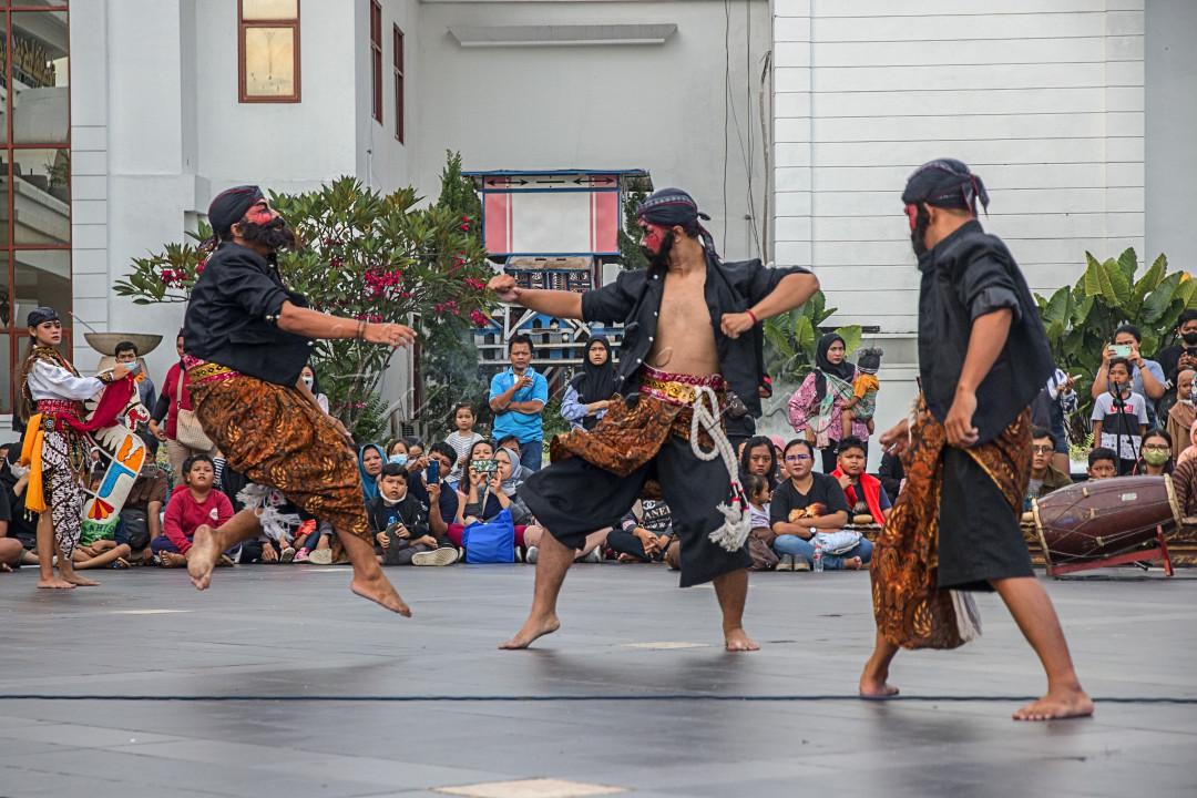 Warok adalah tokoh masyarakat dan tokoh seni di Ponorogo. Warok merupakan sebutan lelaki yang punya sifat kesatria, berbudi pekerti luhur, dan memiliki wibawa tinggi di kalangan masyarakat. Warok juga memiliki peranan penting dalam kesenian, kebudayaan, sosial, dan bahkan politik di Ponorogo