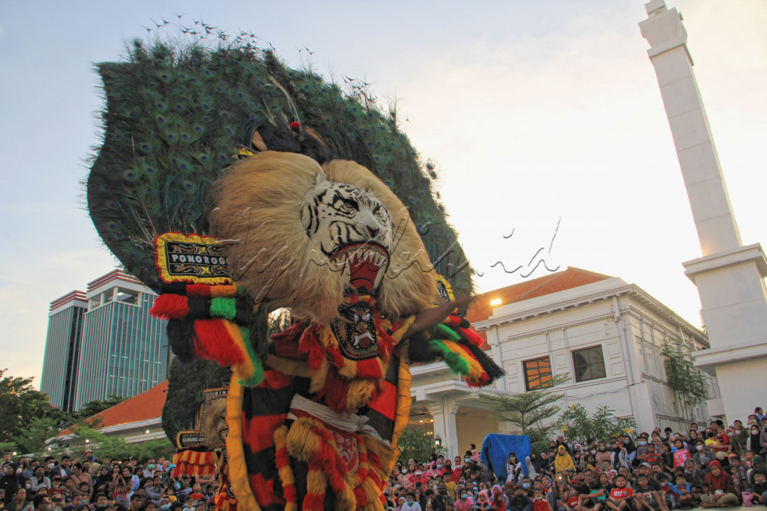 Seniman Reog Ponorogo dan lainnya tengah dilanda waswas. Ditengah jeritan Seniman yang sulit pentas di masa pandemi covid-19 beberapa tahun lalu, banyak Seniman yang tedampak cukup parah karena pandemi. Seniman-seniman kehilangan panggung pertunjukannya. Dengan begitu, meraka pun kehilangan sumber pendapatan.<br />
<br />
Keadaan ini membuat teman-teman Seniman reog dan lainnya kesulitan, karena harus hidup tanpa penghasilan. Tak ada lagi undangan pertunjukan, yang mana itu dulu sumber pemasukan para seniman reog.<br />
<br />
Kali ini, seniman-seniman mulai bangkit dari mati surinya selama pandemi. Sekarang mulai banyak pertunjukan acara, sehingga bisa menambah pemasukan pendapatan kembali. Jadi kita harus menghargai perjuangan para seniman-seniman yang ada di Indonesia.