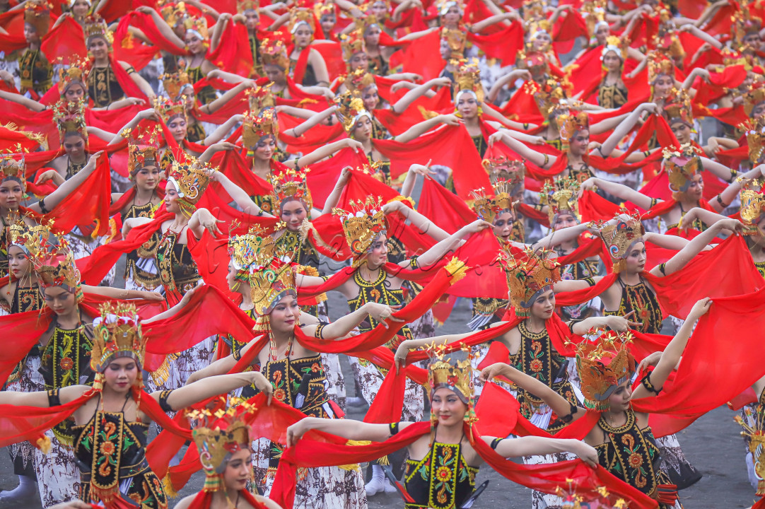 <div style="text-align: justify;">Kata gandrung dalam penamaan tarian ini diartikan sebagai terpesonanya masyarakat Blambangan yang agraris pada Dewi Sri sebagai Dewi Padi yang dianggap membawa kesejahteraan bagi masyarakat. Dalam sejarah dan beberapa cerita yang berkembang ternyata tarian gandrung juga terdapat beberapa arti dan sejarah yang memiliki cerita dan makna masing-masing. Namun, kini Tari Gandrung ditetapkan menjadi 'ikon' pariwisata Kabupaten Banyuwangi hingga menjadikan Tari Gandrung menjadi salah satu warisan budaya yang wajib dilestarikan melalui regenerasi penari, pelatihan dan mendukung acara kebudayaan nasional hingga internasional.</div>