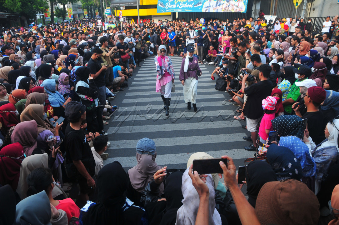 Sejumlah peserta berjalan memperagakan busana dalam Muria Fashion Week 2022 yang digelar di salah satu jalan di Kudus, Jawa Tengah, Minggu (31/7/2022).<br />
Pergelaran busana itu untuk mewadahi anak muda pecinta fesyen, setelah vakum akibat pandemi dan bertema "casual fashion street"