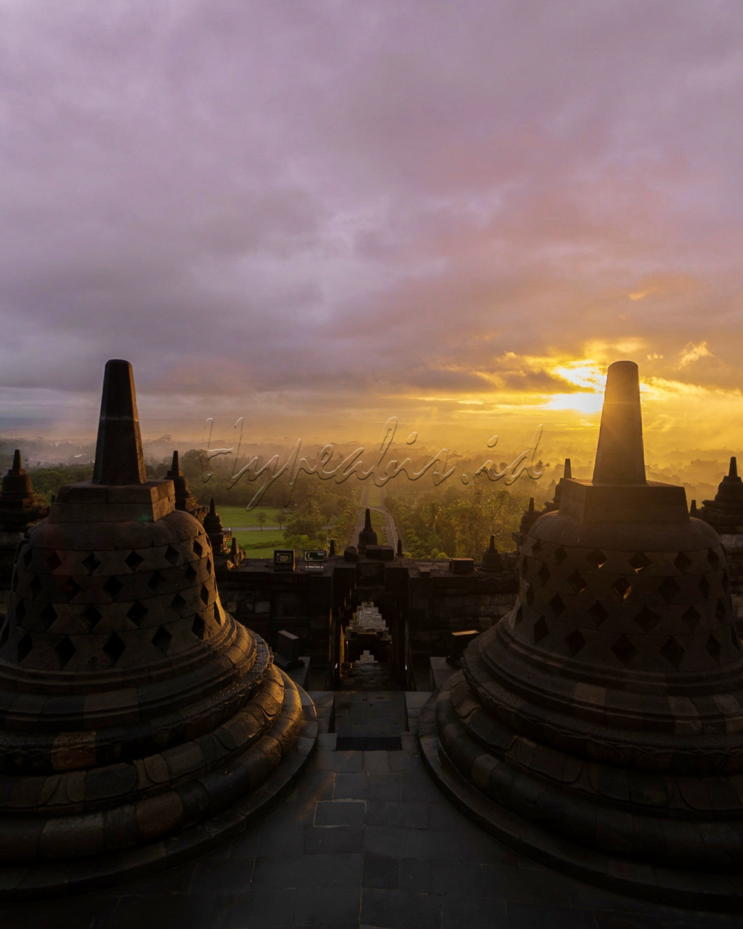 PARIWISATA INDONESIA ]<br />
<br />
Indonesia memiliki destinasi wisata yang lengkap untuk sekedar healing maupun liburan, mulai dari gunung, laut hingga rekreasi kota.<br />
<br />
Alam merupakan salah satu anugerah terindah yang diciptakan oleh Tuhan. Mulai dari gunung, pantai, hutan, gurun, hingga danau pun tampak begitu elok di mata manusia. Tak hanya tempat-tempat tersebut, objek di sekitar kita seperti tanah, air, pepohonan, hingga binatang juga termasuk ke dalam&nbsp;alam.<br />
<br />
Manusia hidup berdampingan dengan alam. Dengan menjaga alam, kamu berkontribusi memberikan warisan tak ternilai bagi generasi mendatang. Dengan menjaga alam, manusia dapat menikmati keindahannya sekaligus mendapat banyak pelajaran dari alam semesta.<br />
<br />
Ikuti lomba foto NUSANTARA SAKTI&nbsp;<br />
<br />
#lombafotobisnisindonesia<br />
#hypeabisid<br />
#bisnisindonesiafoto