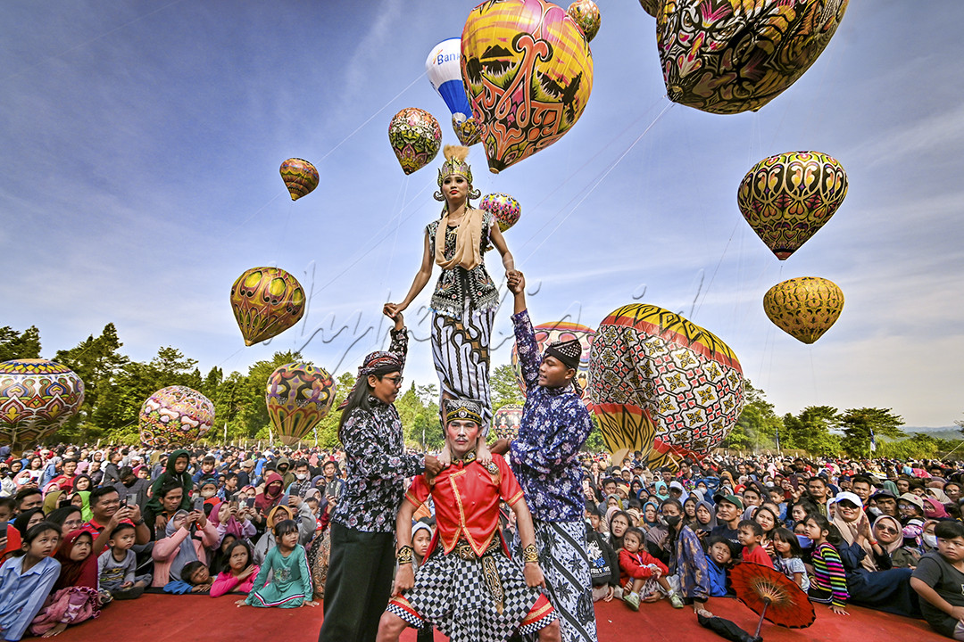 Penerbangan balon tradisional Wonosobo dan pentas Lengger untuk menarik wisatawan dan juga sebagai wujud pelestarian budaya lokal.
