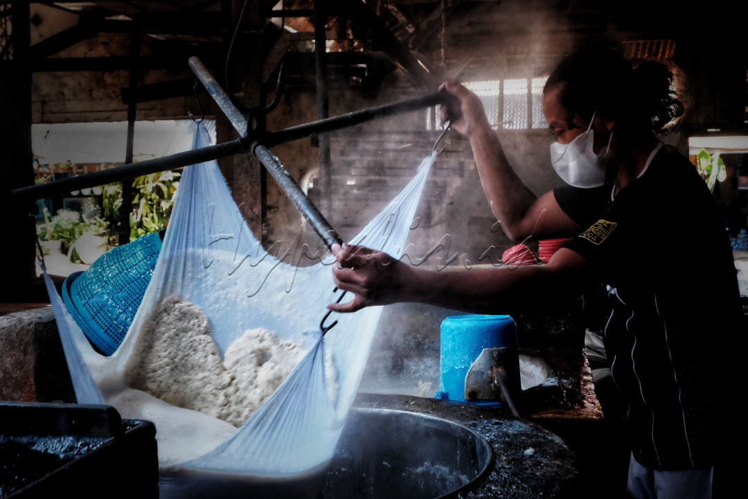 <div>Perlahan namun pasti, kondisi perekonomian masyarakat mulai pulih setelah sempat terpuruk akibat pandemi. Begitu pula dengan keadaan &nbsp;Pabrik Tahu rumahan yang mulai bangkit seiring pandemi mereda.&nbsp;<br />
<br />
Pengrajin tahu rumahan di Surabaya, Jawa Timur tetap &nbsp;berproduksi meski harga kedelai terus merangkak naik.&nbsp;&nbsp;Riyani salah satu pengrajin tahu mengatakan, &nbsp;usaha tahu tetap jalan terus meski saat ini harga kedelai mulai naik. Menurut Riyani usaha tahu sudah menjadi usaha mapan jadi tetap harus jalan, karena masyarakat tetap membutuhkan.</div>

<table class="table" style="width:100%;">
 <tbody>
  <tr>
   <td style="text-align: justify;">&nbsp;</td>
   <td>&nbsp;</td>
  </tr>
  <tr>
   <td>&nbsp;</td>
   <td>&nbsp;</td>
  </tr>
  <tr>
   <td>&nbsp;</td>
   <td>&nbsp;</td>
  </tr>
 </tbody>
</table>