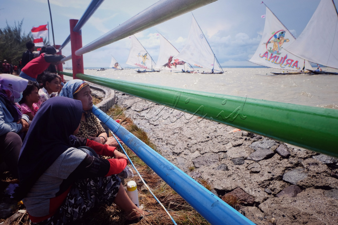 Dampak pandemi &nbsp;berimbas pada semua sektor, salah satunya sektor wsata. Setelah 2 tahun lebih ditiadakan, kini Lomba Festival Perahu Layar &nbsp;kembali digelar oleh Pemkot Surabaya. Lomba Perahu Layar &nbsp;juga menjadi bagian dari upaya Pemkot Surabaya dalam memantik daya tarik wisata. Hal ini diharapkan dapat mendatangkan wisatawan untuk datang ke Kota Surabaya.&nbsp;<br />
&nbsp;
<div style="text-align: justify;">Dengan diadakannya lomba Perahu Layar di THP Kenjeran diharapkan mampu mendongkrak wisatawan domestik maupun mancanegara sehingga memberikan kontribusi terhadap pertumbuhan ekonomi masyarakat sekitar.</div>