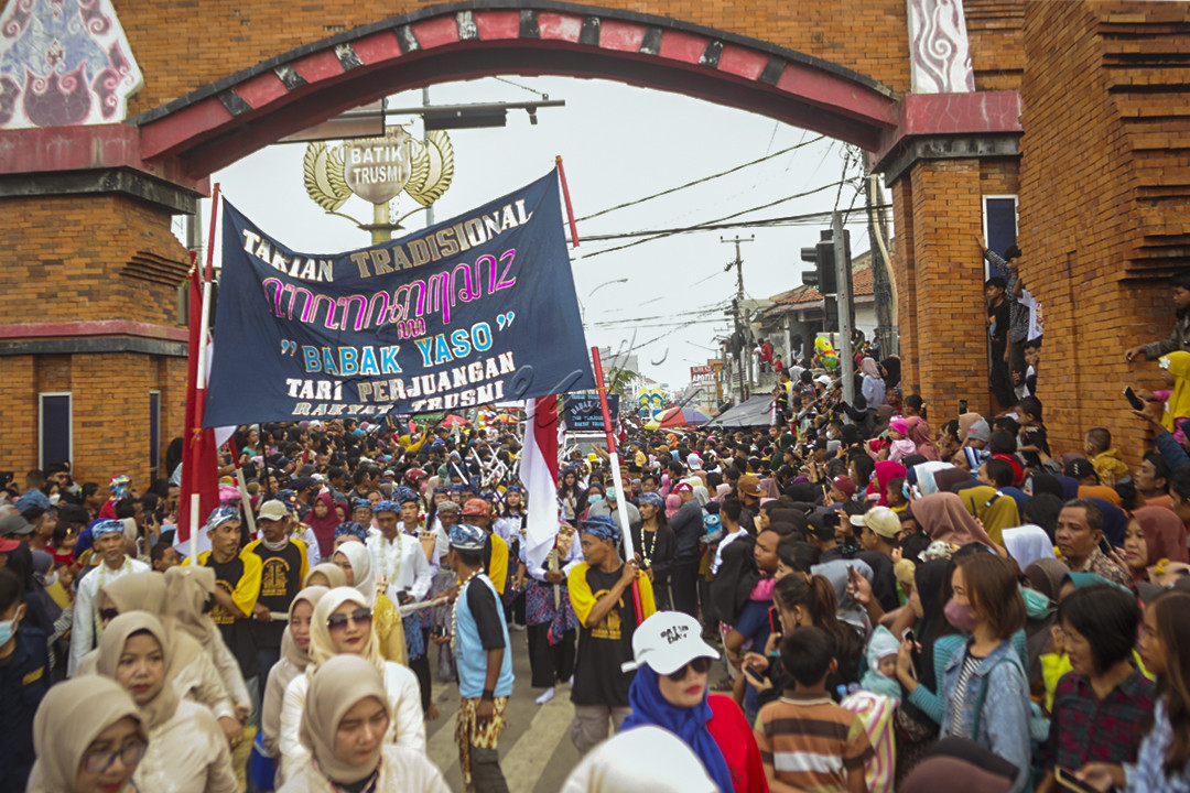 Memayu Trusmi adalah prosesi ritual pergantian atap welid Mesjid Kramat Trusmi Desa Trusmi Kabupaten Cirebon. Sebelum diguanakan welid diarak mengelilingi desa sejauh kurang lebih 7 km. Masyrakat Cirebon dan wisatawan lokal dari wilayah III tumpah ruah menyaksikan ider-ideran (arak-arakan/karnaval).&nbsp;