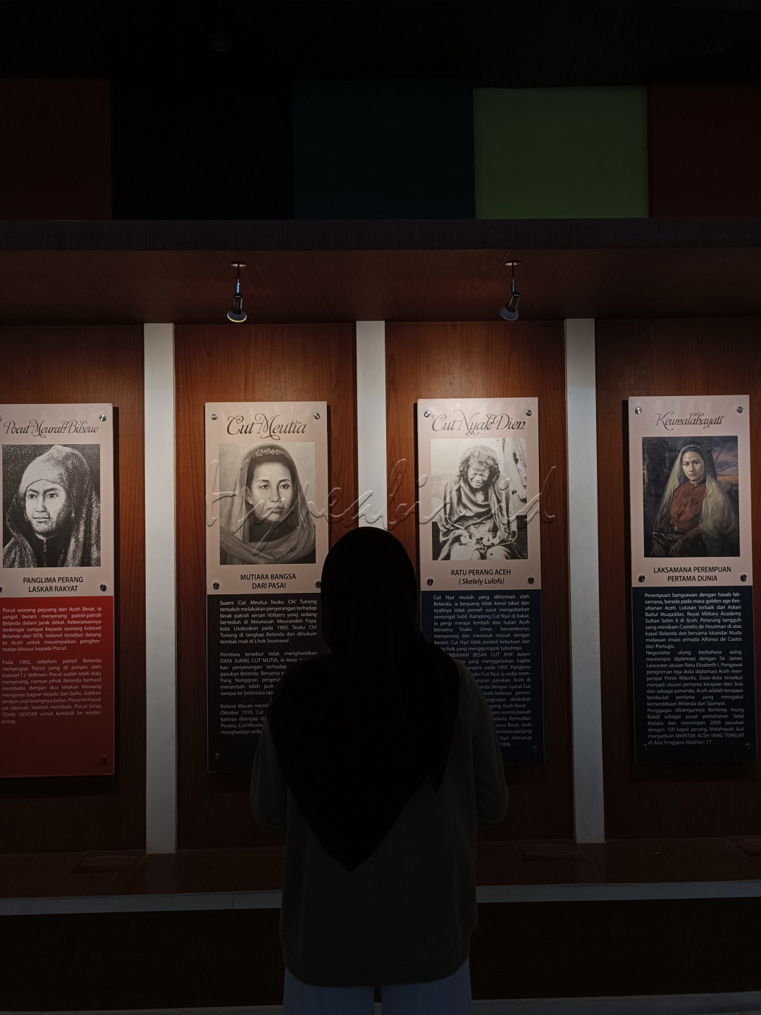 Memperkaya Ilmu, karakter dan iman adalah pahlawan wanita masa kini, karena masa tidak menuntut wanita untuk berjihad adalam perang.&nbsp;<br />
.<br />
Pahlawan wanita masa kini adalah kita...