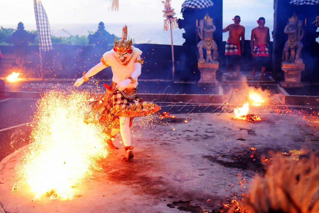 <br />
Hanoman diikat dan dimasukkan ke dalam api. Namun karena kesaktiannya, Hanoman bisa meloloskan diri dari api dan melululantahkan api yang sedang berkobar dan kemudian menyelamatkan Sita. Hanoman dalam kisah Ramayana adalah perwujudan dari Kera putih yang sakti mandraguna. Aksi Hanoman ini menjadi bagian cerita dari tari kecak yang menjadi atraksi paling menarik di Pura Uluwatu, Bali, Sabtu (5/2/2022)