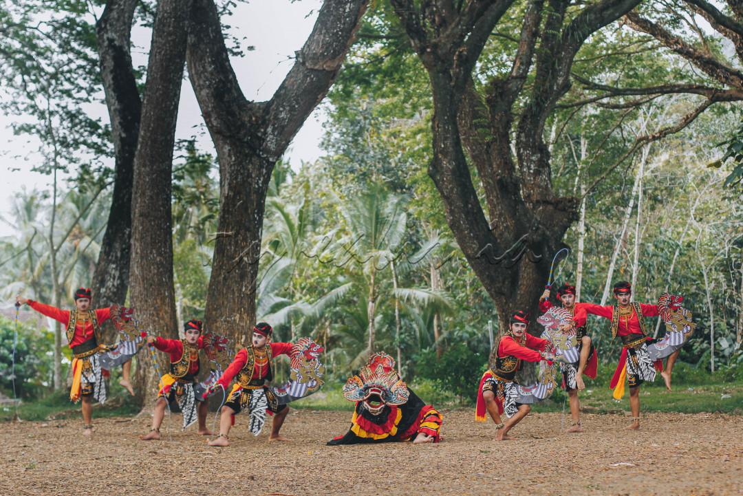 Indonesia menyimpan beraneka ragam budaya salah satunya Turonggo Yakso yang merupakan salah satu kesenian tari asli dari Kabupaten Trenggalek, Jawa Timur. Kesenian tari jaranan Turonggo Yakso ini bersumber dari upacara adat Baritan yang dilaksanakan oleh masyarakat Dongko. Turonggo Yakso yang digambarkan dengan wujud kuda berkepala raksasa tersebut merupakan simbol kekuatan masyarakat dalam mengusir pengaruh buruk bagi ketentraman masyarakat.