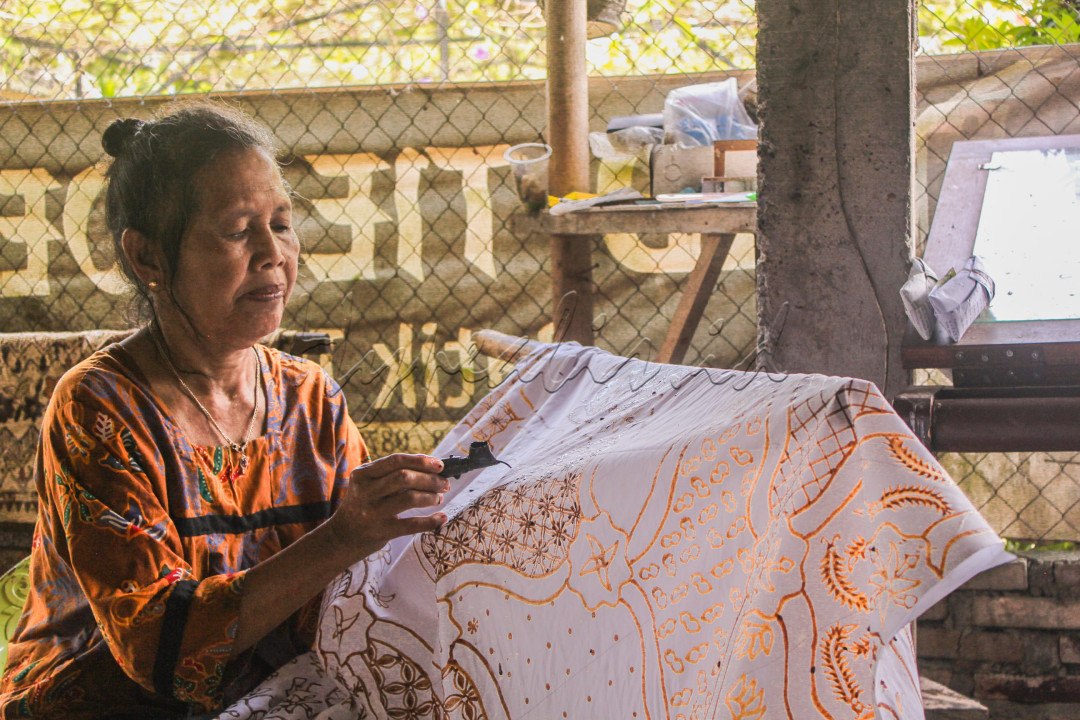 Batik adalah hasil karya bangsa Indonesia yang merupakan perpaduan antara seni dan teknologi oleh leluhur bangsa Indonesia. Batik Indonesia dapat berkembang sampai ke suatu tingkatan yang tak ada bandingannya baik dalam desain atau motif maupun prosesnya. Corak ragam batik yang mengandung penuh makna dan filosofi akan terus digali dari berbagai adat istiadat maupun budaya yang berkembang di Indonesia. Oleh karena itu, UMKM batik di setiap daerah harus dikembangkan untuk meningkatkan pendapatan sekaligus melestarikan warisan budaya Indonesia.&nbsp;