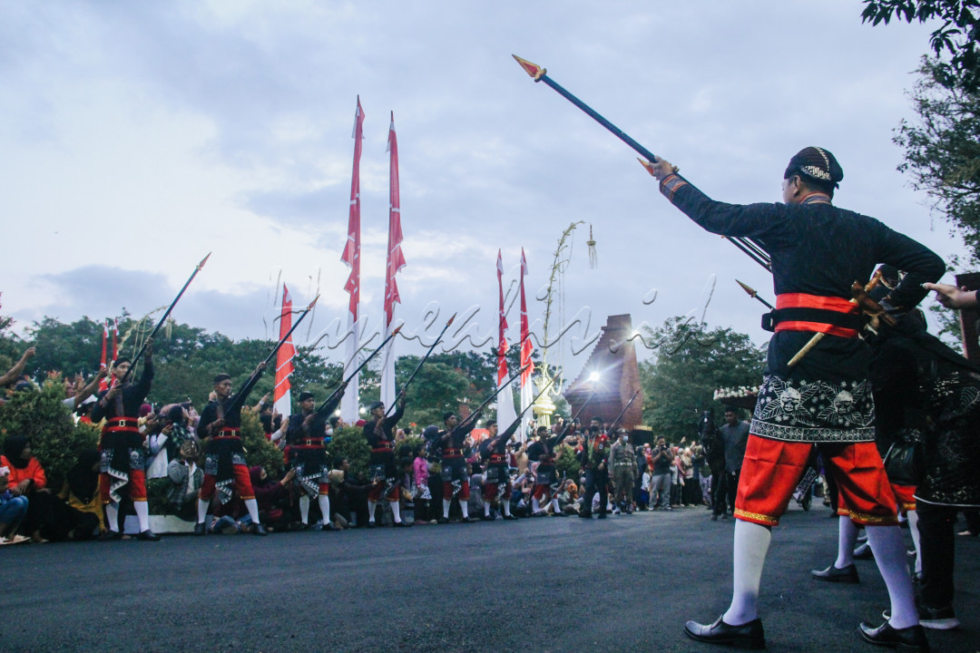 Kirab Pusaka merupakan suatu rangkaian acara yang dianggap sakral oleh masyarakat setempat dengan mengarak beberapa pusaka peninggalan leluhur dan mensucikan pada waktu tertentu
