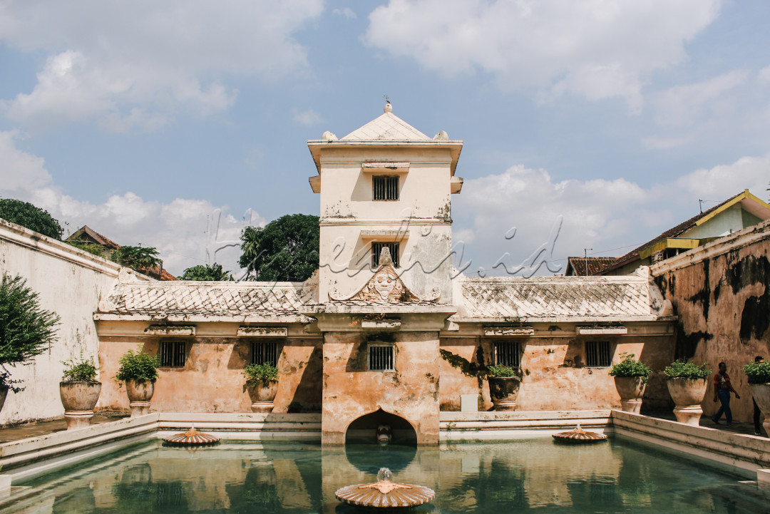 Taman Sari merupakan cagar budaya warisan Keraton Yogyakarta yang masih dapat kita lihat berdiri gagah dan dibangun pada masa pemerintahan Sri Sultan Hamengkubuwono I pada tahun 1758, sampai saat ini mengalami beberapa kali renovasi sehingga terlihat menarik tanpa menghilangkan nilai historisnya.