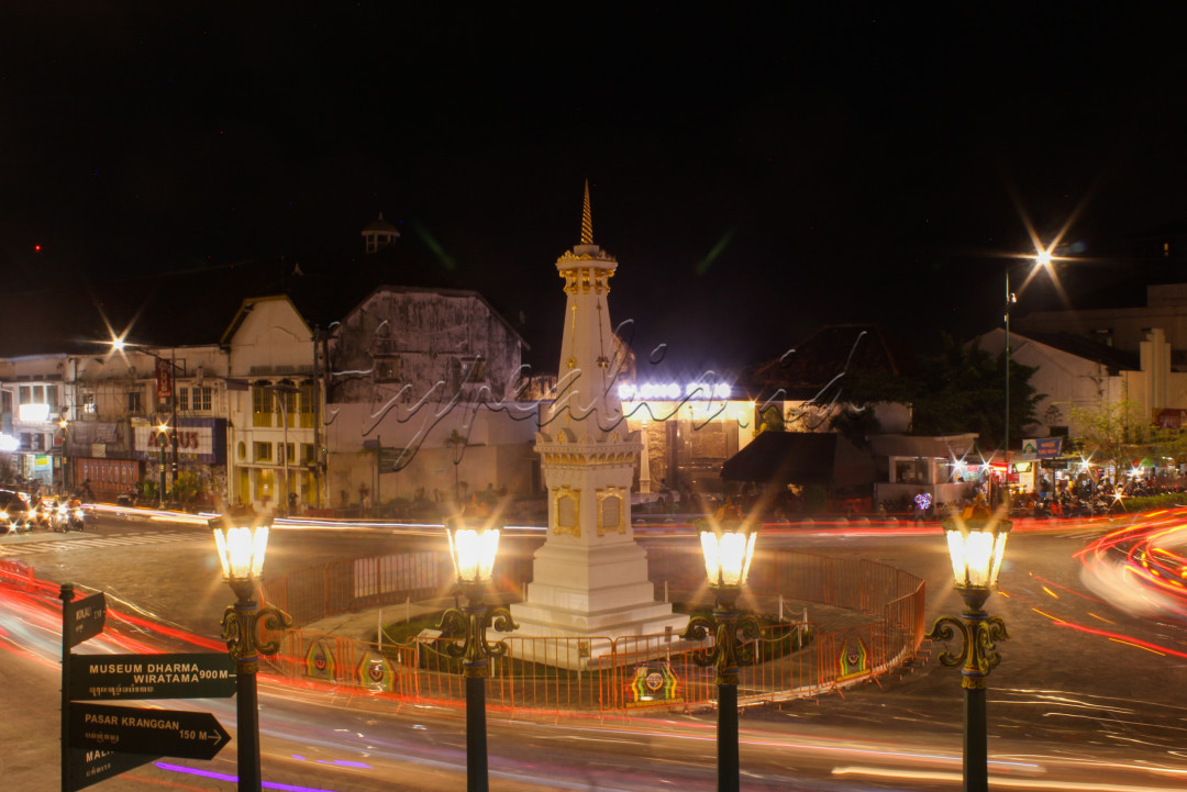 Tugu Golong Gilig merupakan penanda batas utara kota tua Yogya yang bukan tugu sembarangan tetapi memiliki mitos yang sangat bersejarah dan sejuta misteri di dalamnya sehingga menjadi salah satu keistimewaan yang dimiliki Yogyakarta