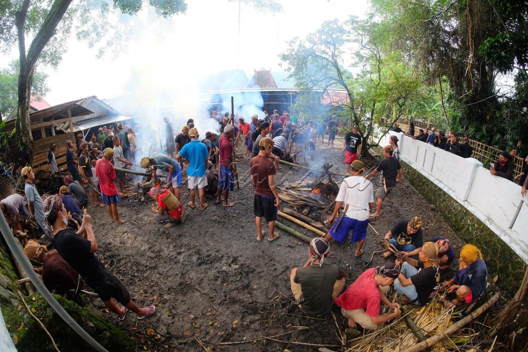 Gotong royong dilakukan Anak putu Banokeling terutama kaum pria saat memasak bersama, pada acara Tradisi Perlon Unggahan masyarakat adat Banokeling desa pekuncen kabupaten Banyumas. Tradisi ini digelar setiap Jumat terakhir pada bulan Ruwah (Syaban) guna menyambut datangnya Ramadan. Kebersamaan dalam kekerabatan masyarakat adat Bonokeling terus membudaya hingga sekarang.<br />
&nbsp;