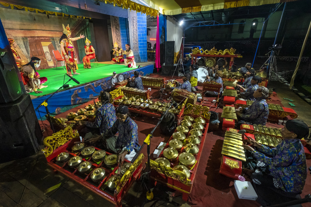 Pementasan Ketoprak Tri Manunggal Budaya di halaman Kecamatan Pringsurat pada hari Sabtu, 5 November 2022 berlangsung meriah. Meskipun sebelum acara hujan deras mengguyur sejak sore, antusiasme masyarakat sangatlah tinggi. Lapangan Kantor Kecamatan penuh sesak. Pementasan Ketoprak ini bertujuan untuk melestarikan budaya ketoprak yang terancam punah dan untuk mengenalkan budaya ketoprak kepada generasi muda. Melalui ketoprak banyak hal yang bisa disampaikan, tak hanya sekedar menjadi tontonan tapi juga menjadi tuntunan (edukasi kepada masyarakat).