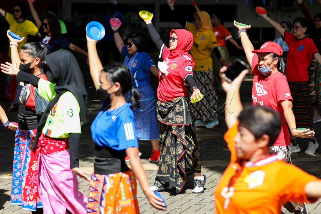 Komunitas Bakul Budaya dari Fakultas Ilmu Budaya, Universitas Indonesia menggelar acara "Demam Piala Dunia" sebagai cara untuk melestarikan seni budaya nusantara di musim piala dunia 2022.