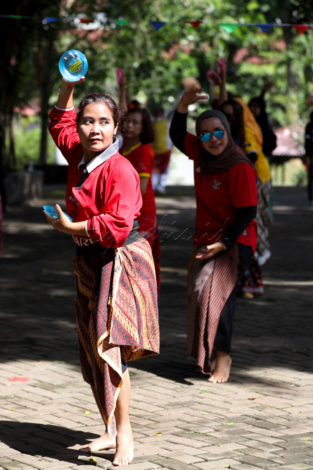 Acara ini digelar dengan cara yang unik dimana anggota Komunitas Bakul Budaya menampilkan tarian nusantara dengan mengenakan jersey tim sepakbola dan kain tradisional nusantara.