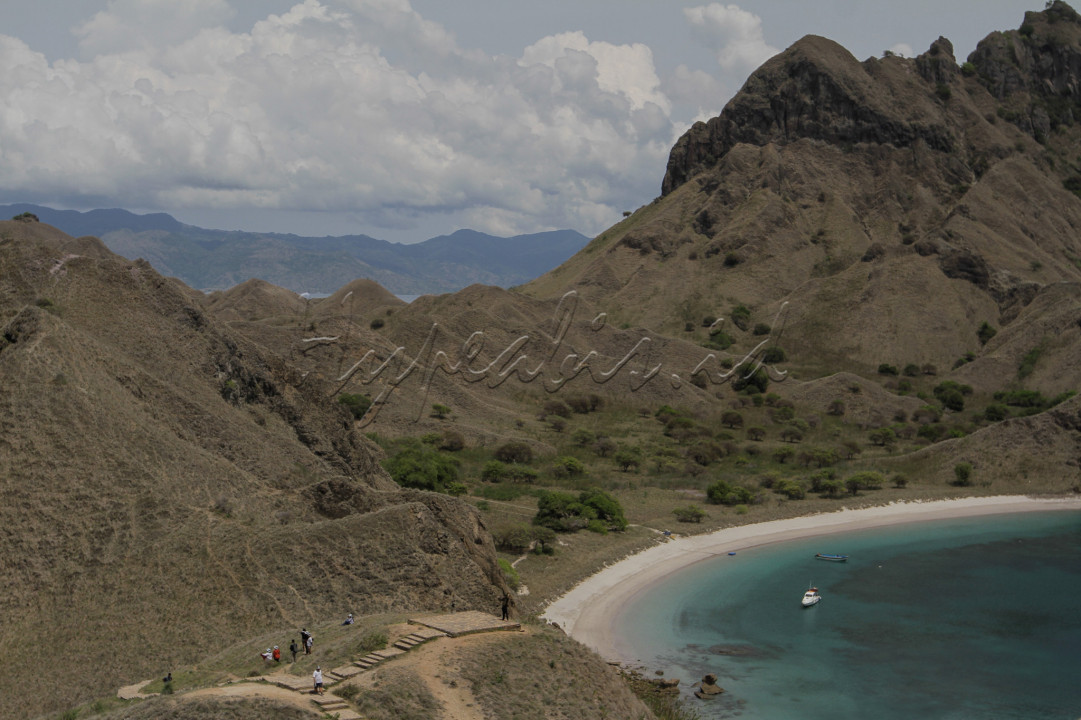 Pulau Padar merupakan salah satu pulau terbesar di Taman Nasional Komodo yang menjadi destinasi wisata wajib bila berkunjung ke Labuan Bajo. Pulau Padar menawarkan panorama alam dengan gugusan bukit artistik, hamparan pasir putih dan birunya laut.&nbsp;