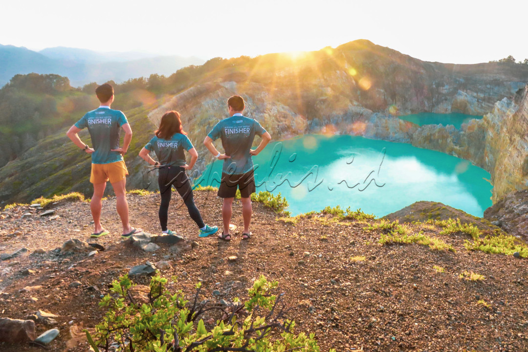 Banyak wisatawan yang mendaki di pagi hari untuk menikmati terbitnya matahari sambil melihat keajaiban warna danau kelimutu yang bisa berubah - ubah dikarenakan komposisi mineral di dalam danau tersebut.