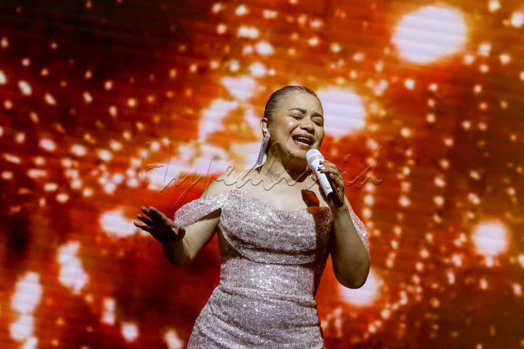 Ruth Sahanaya adalah seorang penyanyi senior Indonesia, yang telah menghiasi belantara musik pop sejak era '90-an.<br />
<br />
&nbsp;