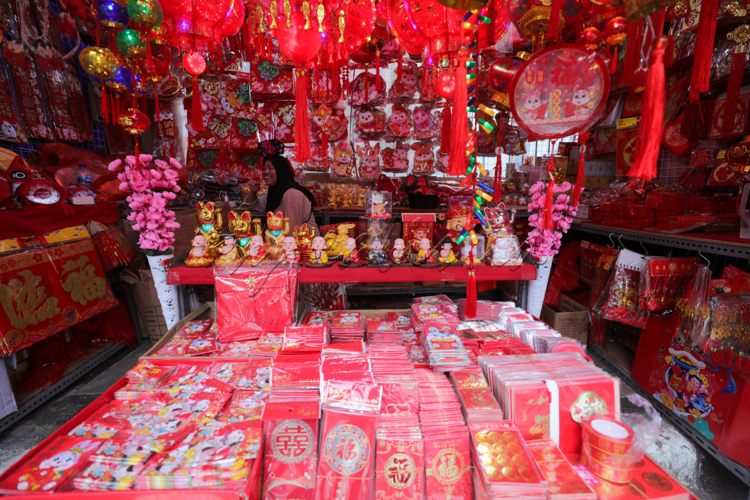 Pernak-pernik Imlek seperti angpau, hiasan dinding, barongsai mini, lampion dan aksesoris lainnya dijual dari harga Rp10.000 sampai dengan Rp1 juta.&nbsp;