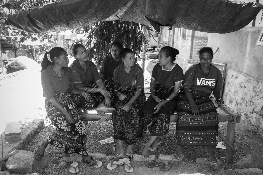 Siang itu, sejumlah wanita tanggung yang tergabung dalam komunitas tenun ikat Mbola So bersantai disela rutinitas menenun di Desa Hewuli, Maumere, Nusa Tenggara Timur (NTT). Dengan semangat mereka kemudian menceritakan perjuangan para wanita dari keluarga pengungsi asal Pulau Palu&rsquo;e dalam menggiatkan kembali warisan seni tenun ikat bermotif khas berwarna dalam satu dekade terakhir.&nbsp;