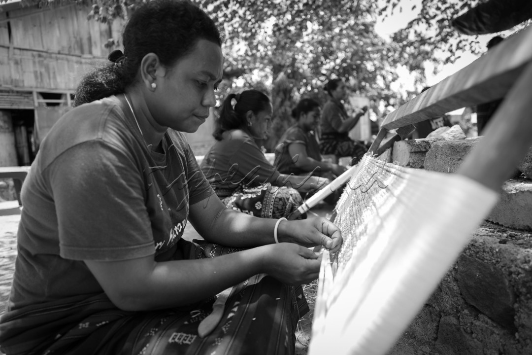 Para wanita ini menjadi bagian dari 300-an pengungsi asal Pulau Palu&rsquo;e, Kabupaten Sikka, NTT, yang terpaksa direlokasi ke Maumere akibat erupsi Gunung Rokatenda pada Oktober 2012. Aktivitas vulkanik dari gunung berjenis stratovolcano itu memaksa ratusan warga yang tinggal di pulau di utara Pulau Flores untuk tinggal di Desa Hewuli hingga saat ini.