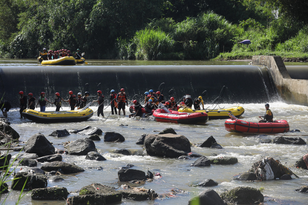 Banyak yang takut rafting saat musim hujan. Padahal faktanya, debit air sungai yang besar dapat menghasilkan aliran arus yang deras dan jeram-jeram besar yang menantang. Penyusuran sungai jadi lebih mendebarkan. Namun perlu diingat untuk tetap mengikuti instruksi pemandu.