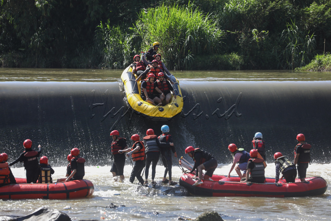 Arung jeram memiliki beberapa manfaat, antara lain melatih kekuatan otot, membakar kalori, merelaksasi pikiran, dan menghilangkan stres.