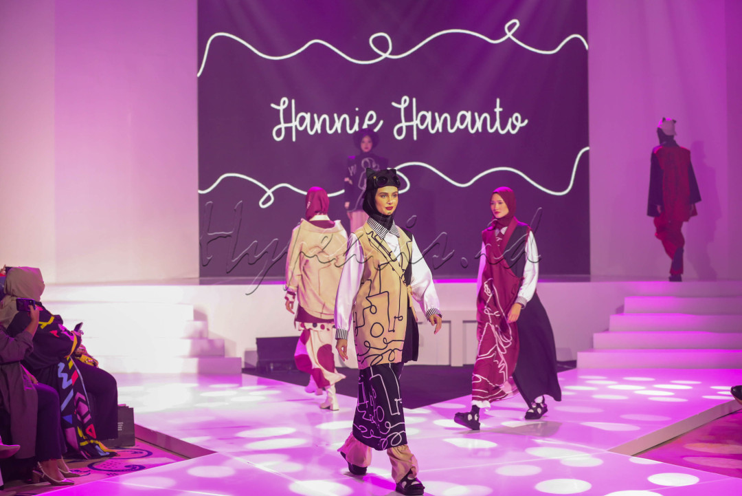 Indonesian Fashion Chamber (IFC) Jakarta Chapter kembali menggelar ajang Jakarta Fashion Trend (JFT) 2023 dengan mengusung tema Fashbyte.&nbsp;Mengangkat tema Fashbyte yang merupakan kolaborasi antara Fashion, Beauty, dan Nature, diharapkan bisa kembali menghidupkan perekonomian dari sisi fesyen pasca pandemi Covid-19.