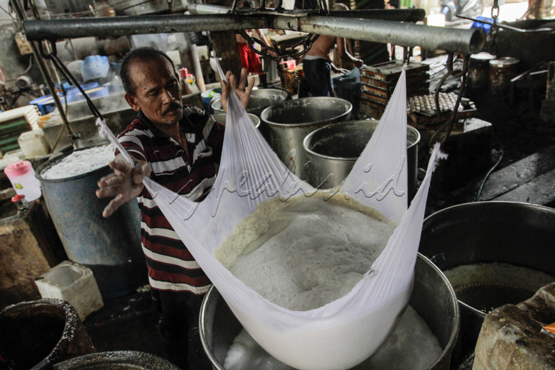 Sejumlah pekerja terlihat sibuk memproduski tahu yang berbahan dasar kedelai di salah satu tempat produksi rumahan di kawasan Duren Tiga, Jakarta Selatan.&nbsp;