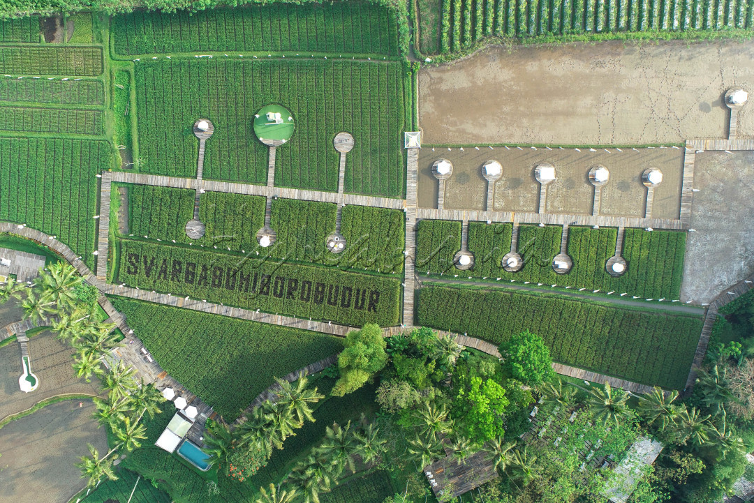 Svargabumi Borobudur merupakan objek wisata yang berwujud sawah estetik yang memiliki banyak spot foto instagramable.&nbsp;
<div>&nbsp;</div>

<div>Svargabumi berlokasi tidak jauh dari Candi Borobudur dan Bukit Menoreh, sehingga bisa menjadi tempat wisata pilihan saat berkunjung ke sana.&nbsp;</div>