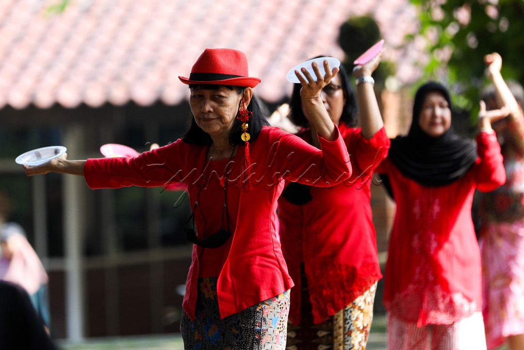 Pagi itu, sinar matahari menyinari Plataran Fakultas Ilmu Pengetahuan Budaya, Universitas Indonesia (FIB UI) yang berlokasi di Depok, Jawa Barat. Sejumlah perempuan yang berasal dari Komunitas Bakul Budaya menari tari tradisional dengan balutan busana berwarna merah khas Imlek.