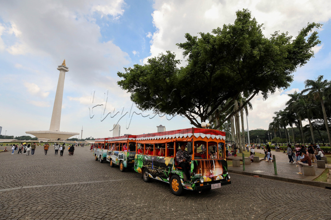Pengunjung memadati kawasan wisata Monumen Nasional (Monas) di Jakarta.<br />
&nbsp;