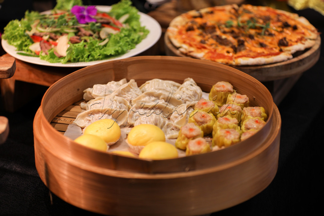 Setiap restoran memilik startegi dalam menyajikan menu makanan, mulai dari menu makanan Asia hingga Western untuk memenuhi selera konsumen suatu restoran. Seperti menu masakan di restoran Hilton Garden Inn yang menyajikan menu - menu masakan khas Asia seperti Mix Dimsum.<br />
&nbsp;