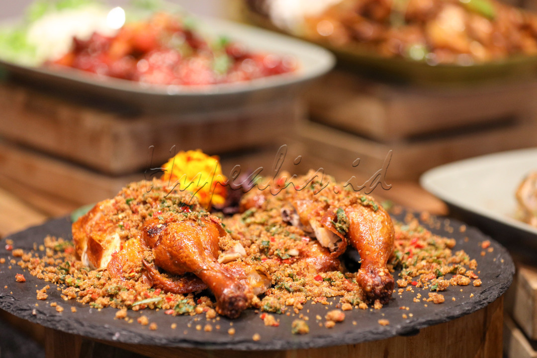 Dalam menyajikan menu masakan, Restoran Hilton Garden Inn juga mengikuti tren menu masakan, tidak hanya fokus dengan satu jenis makan khas Asia, namu juga menyajikan masakan ala Western berupa ayam maupun daging yang diolah dengan bumbu - bumbu Western.<br />
&nbsp;