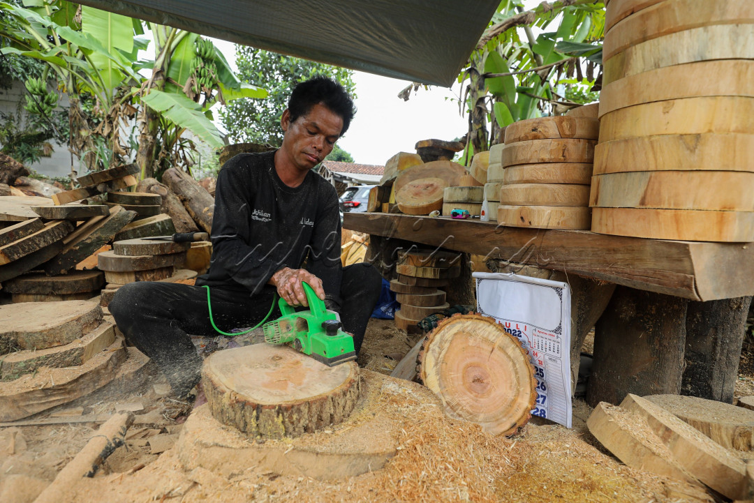 Setiap harinya, puluhan bongkahan kayu yang tiba dipilah berdasarkan ukuran dan jenis. Kemudiaan dipotong dan dibentuk menjadi talenan sesuai pesanan. Hu