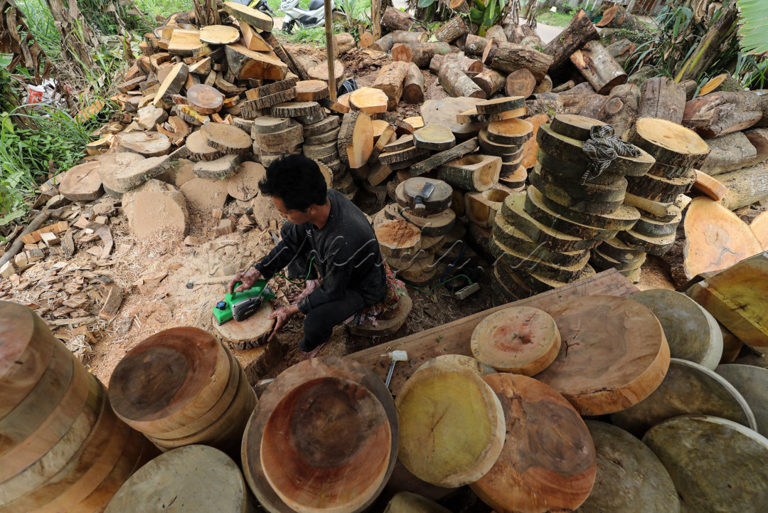 Harganya bervariasi mulai dari Rp30 ribu hingga Rp80 ribu, tergantung jenis kayu dan ukuran.
<div>&nbsp;</div>